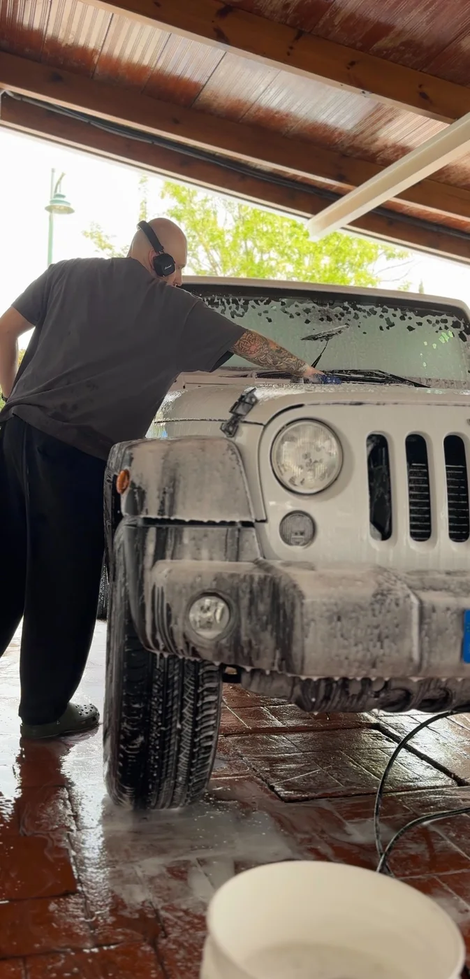 Jeep Wrangler · lavado manual en proceso